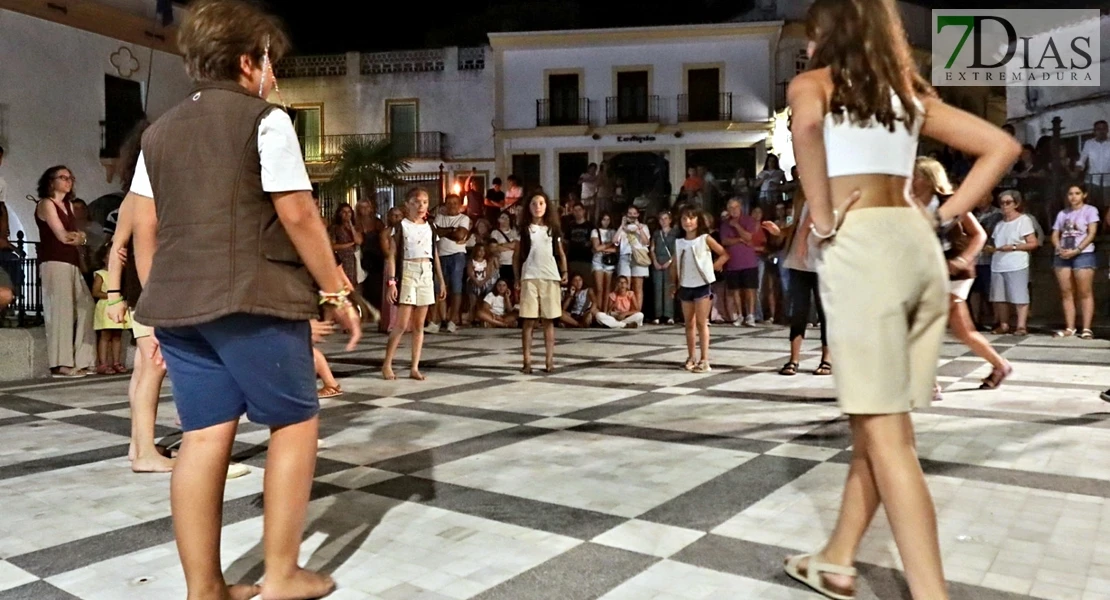 Éxito en las calles de Barcarrota: actores, cantantes y multitud de público en la XI Visita Guiada Nocturna
