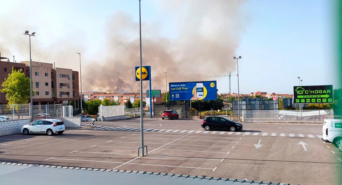 Cortan una carretera y activan el nivel 1 de peligrosidad por un incendio en Cáceres