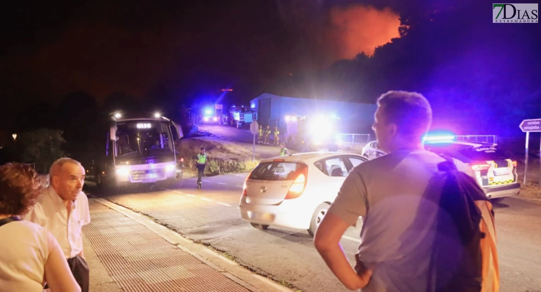 Las imágenes del desalojo por el incendio de Jarilla en Extremadura