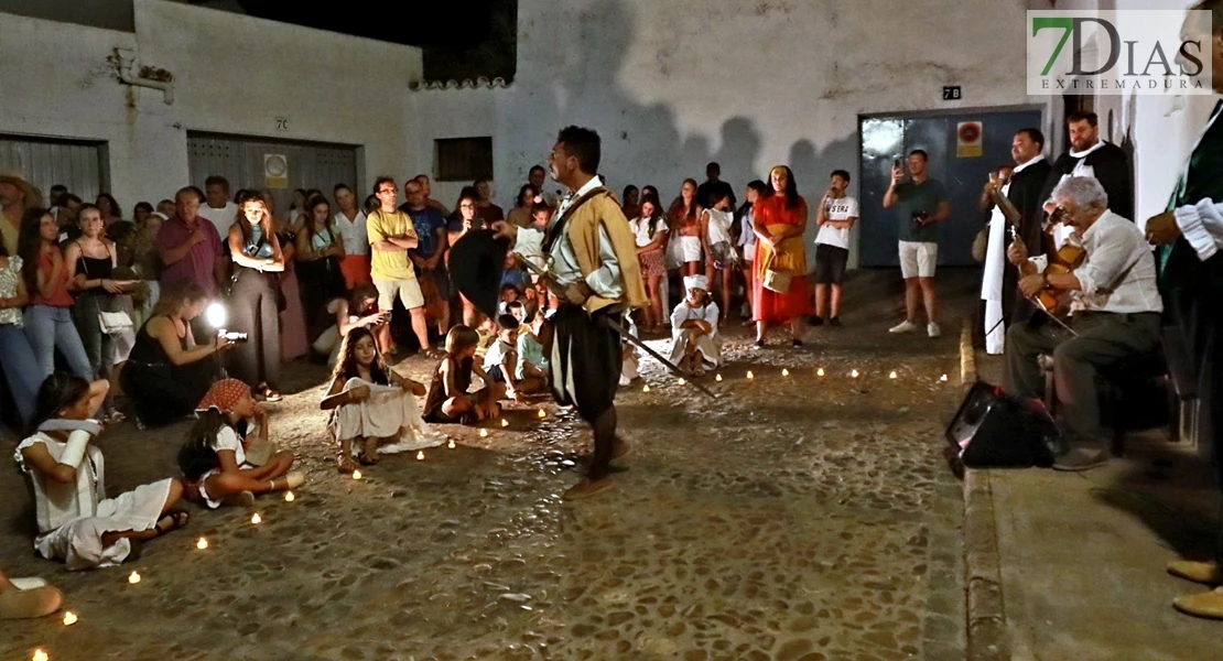 Éxito en las calles de Barcarrota: actores, cantantes y multitud de público en la XI Visita Guiada Nocturna