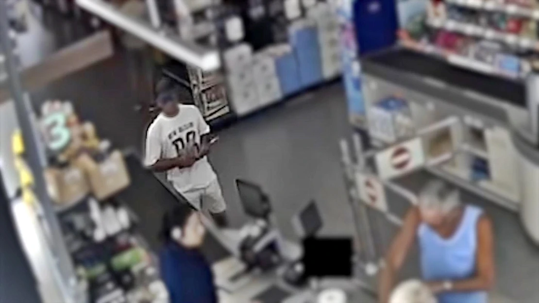 Detienen a un violento atracador en un supermercado: apuntó con una pistola a la cajera