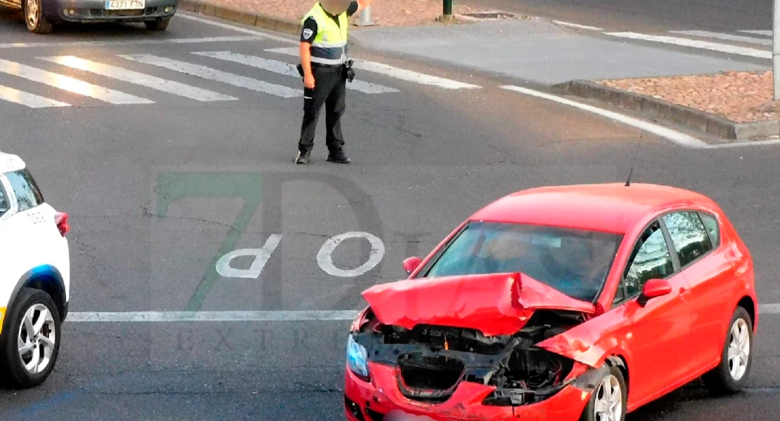 Un aparatoso accidente entre un coche y una autocaravana deja un herido en Badajoz
