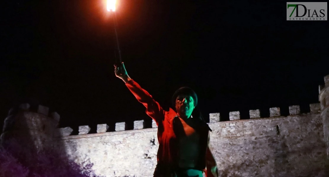 Cientos de visitantes acompañan a la Zaragutía Mora de Alconchel hasta su castillo