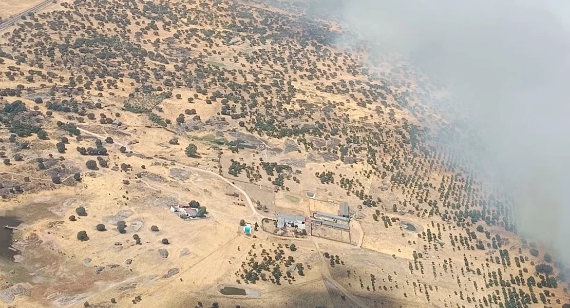 Desalojan decena de viviendas por el nuevo incendio en la provincia de Cáceres