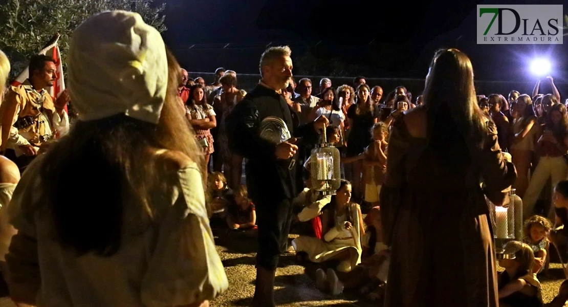 Éxito en las calles de Barcarrota: actores, cantantes y multitud de público en la XI Visita Guiada Nocturna