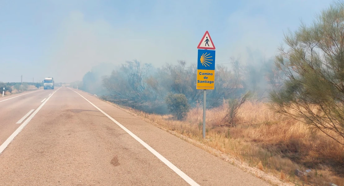 Medios aéreos y maquinaria pesada combaten un incendio en la provincia de Badajoz