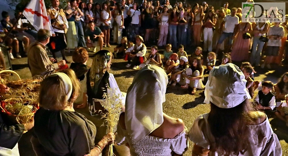 Éxito en las calles de Barcarrota: actores, cantantes y multitud de público en la XI Visita Guiada Nocturna
