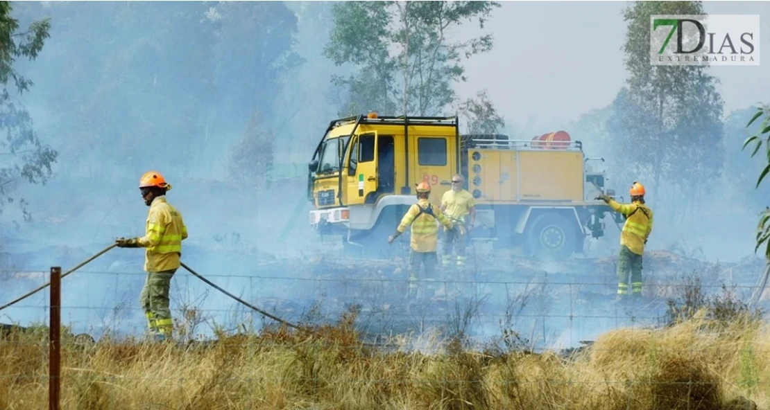 Activan el nivel 1 en un nuevo incendio forestal que afecta a varias carreteras en Benquerencia