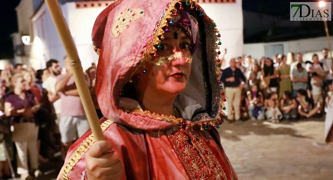 Cientos de visitantes acompañan a la Zaragutía Mora de Alconchel hasta su castillo