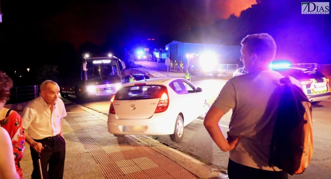 Las imágenes del desalojo por el incendio de Jarilla en Extremadura
