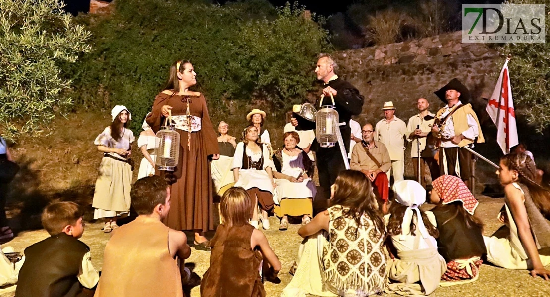 Éxito en las calles de Barcarrota: actores, cantantes y multitud de público en la XI Visita Guiada Nocturna