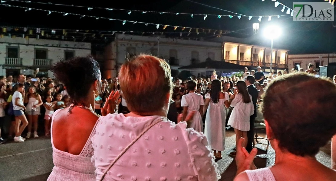Cientos de visitantes acompañan a la Zaragutía Mora de Alconchel hasta su castillo
