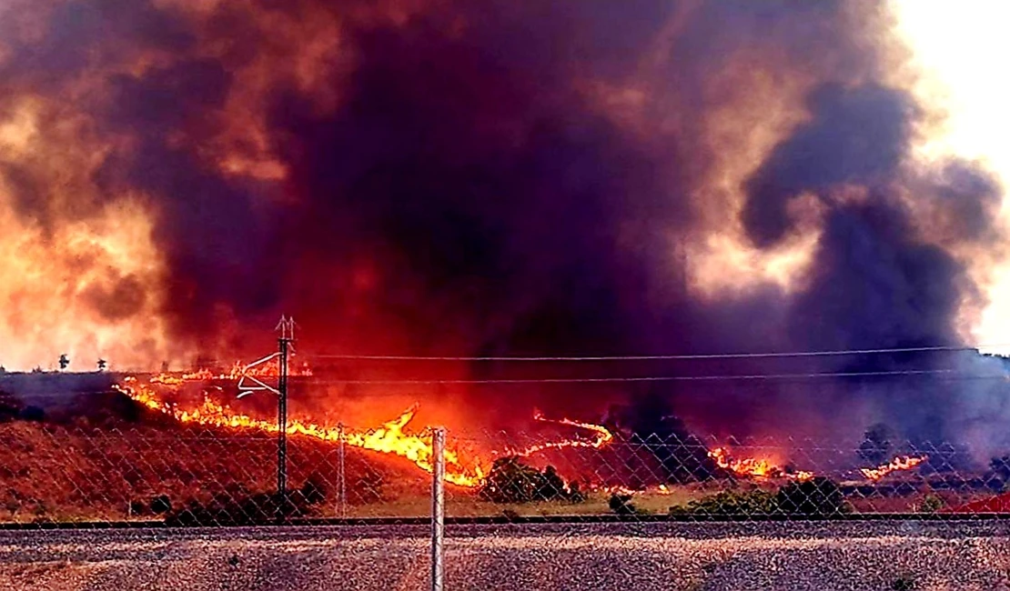 Un incendio avanza sin control en Cáceres