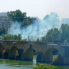 Incendio junto a los locales del río en Badajoz
