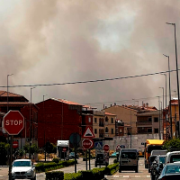 El Infoex moviliza un gran operativo por un incendio en Montehermoso que amenaza a viviendas