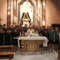 El CD Badajoz visita a la Virgen de la Soledad: "Si nos puede ayudar a ascender, mejor"
