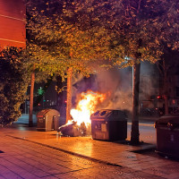 Sale ardiendo un contenedor en la avenida Damián Téllez Lafuente de Badajoz