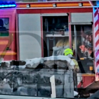 Sale ardiendo una furgoneta y provoca un incendio forestal en la provincia de Cáceres
