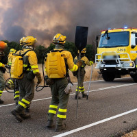 Muere un bombero en las labores de extinción de los incendios activos