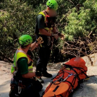 Rescatado en helicóptero un joven con fracturas tras caer en una garganta extremeña