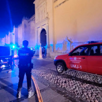 Colapsa la cubierta de la capilla quemada tras ser extinguido el fuego en Córdoba