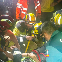 Rescatan a un vecino de Serradilla accidentado en una zona de difícil acceso