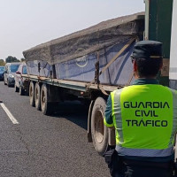Un accidente en la A-66 deja un herido y cortes en la vía