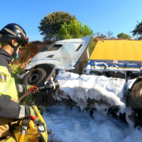 El vuelco de un camión ralentiza el tráfico a la salida de Badajoz