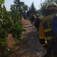 El miedo a perder los cerezos provoca acciones temerarias: los efectivos quedan atrapados