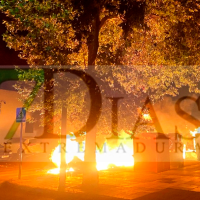 Arde otro punto limpio en Badajoz: contenedores y coches dañados en Damián Téllez
