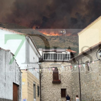 Desalojan varias localidades por la gravedad del incendio en el norte de Extremadura