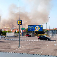 Cortan una carretera y activan el nivel 1 de peligrosidad por un incendio en Cáceres