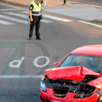 Un aparatoso accidente entre un coche y una autocaravana deja un herido en Badajoz