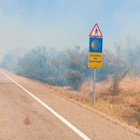 Medios aéreos y maquinaria pesada combaten un incendio en la provincia de Badajoz