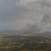 Un gran incendio forestal en la provincia de Toledo comienza a afectar a Extremadura