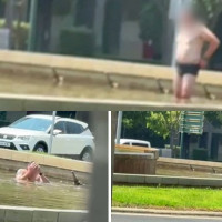 Un ciudadano se baña en ropa interior en una de las fuentes de Sinforiano Madroñero (BA)