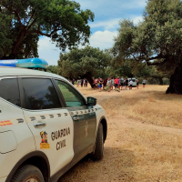 El incendio activo en Extremadura obliga a cortar carreteras y movilizar a vecinos