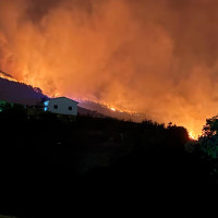 Arde con fuerza el incendio de Jarilla durante la noche