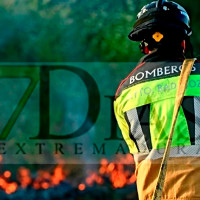 Atienden a un bombero tras ser afectado por el incendio de Badajoz