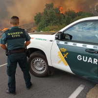 Consiguen abrir una vía para evacuar a los vecinos atrapados por el incendio en Cabezabellosa