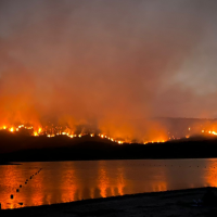 El incendio de Jarilla ha calcinado más de 6.000 hectáreas y se acerca a Plasencia