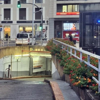 Roba en varios vehículos de un céntrico parking subterráneo en Badajoz