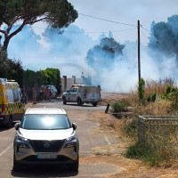 Peligroso incendio junto a viviendas en Badajoz: vecinos y bomberos luchan contra las llamas