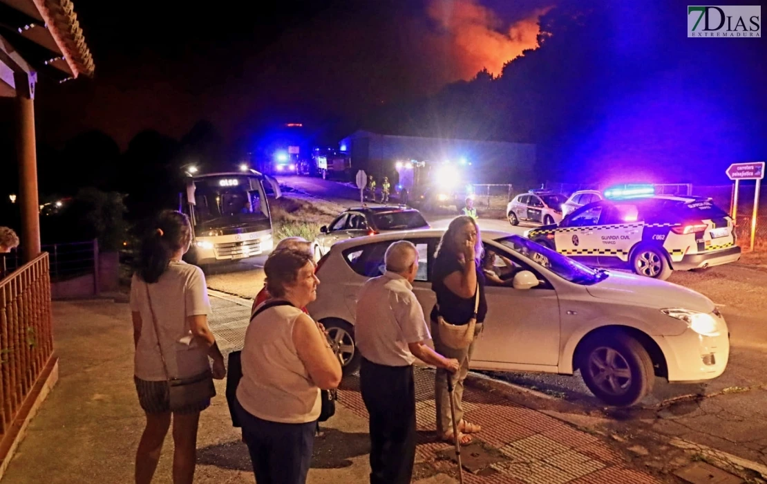 Las imágenes del desalojo por el incendio de Jarilla en Extremadura