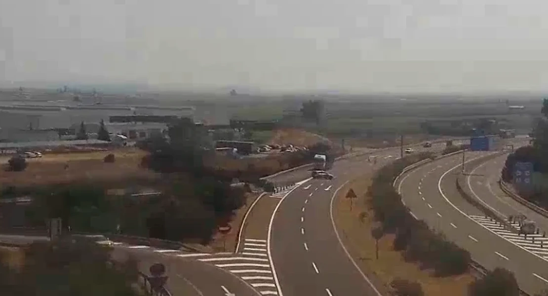 Reabierta la A-5 tras el corte por un incendio de pastos en Escurial