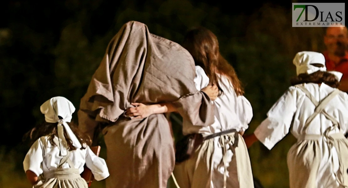 Éxito en las calles de Barcarrota: actores, cantantes y multitud de público en la XI Visita Guiada Nocturna
