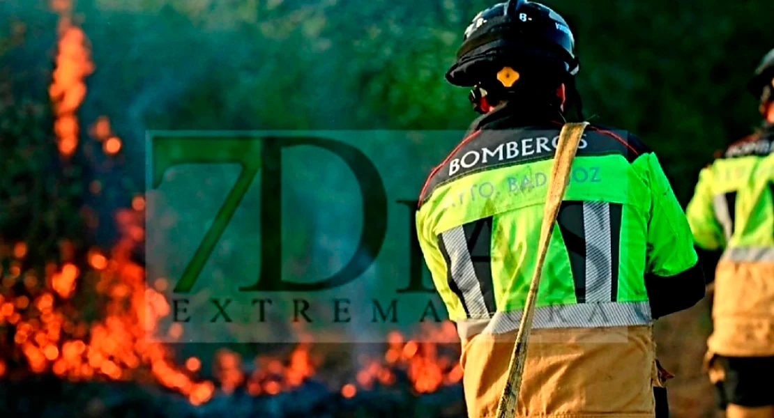 Atienden a un bombero tras ser afectado por el incendio de Badajoz