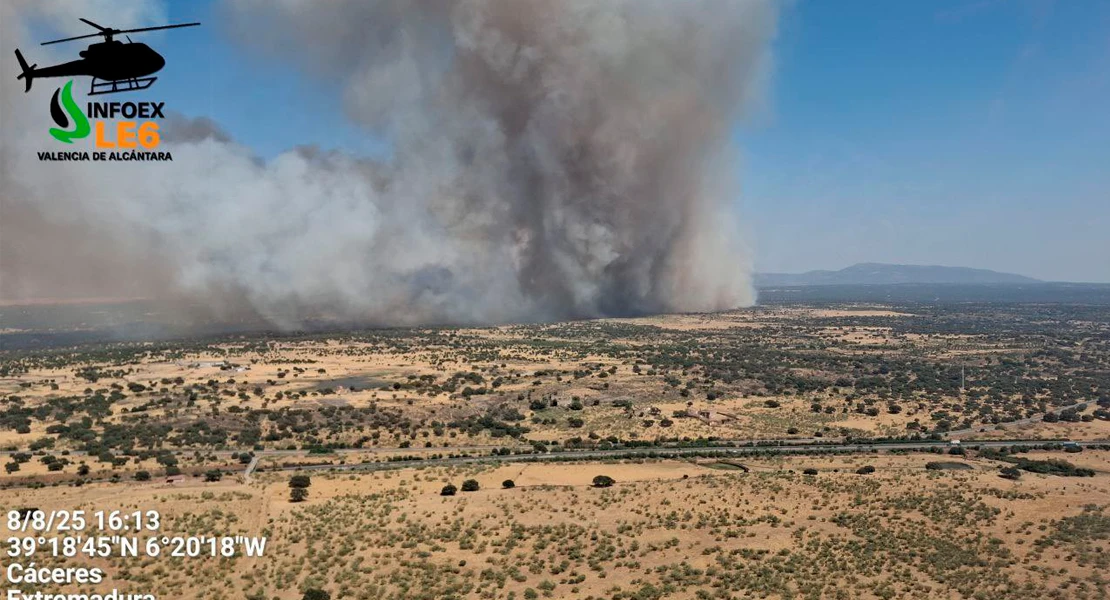 Un amplio dispositivo lucha contra un imponente nuevo incendio en Extremadura