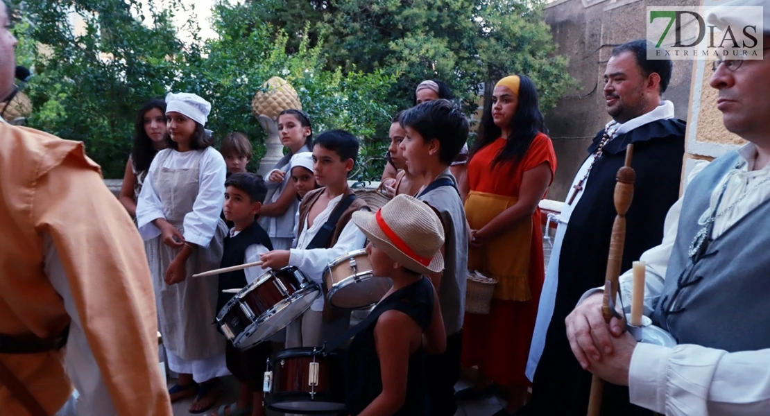 Éxito en las calles de Barcarrota: actores, cantantes y multitud de público en la XI Visita Guiada Nocturna
