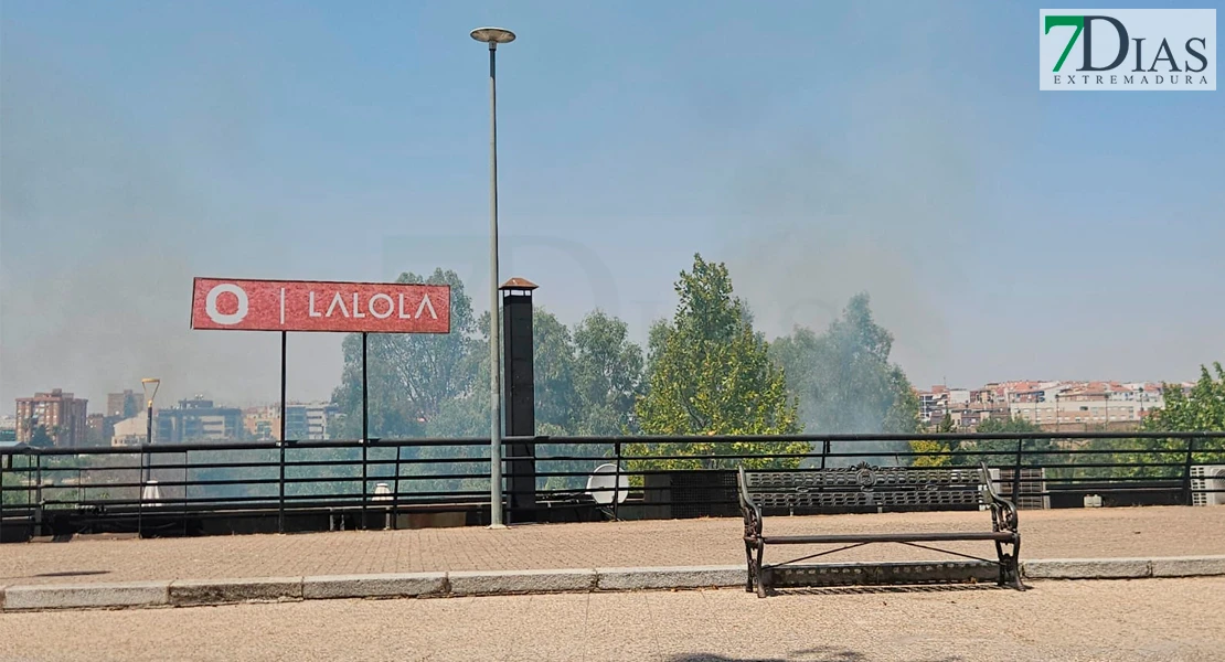 Incendio junto a los locales del río en Badajoz